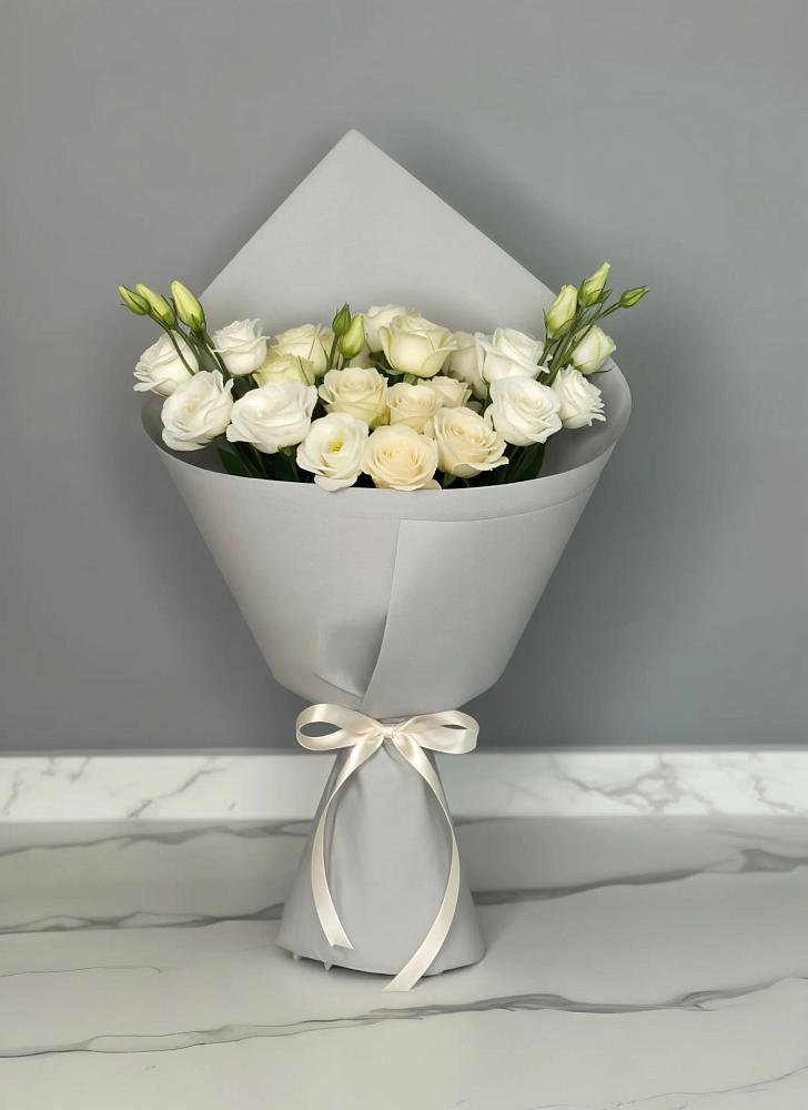 Букет цветов из: Розы и Лизиантусы в Новоселицах