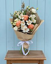 Букет цветов из:  Альстромерии, Лизиантусы, Розы и Хризантемы в Новоселицах