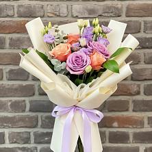 Букет цветов из:  Лизиантусы и Розы в Новоселицах