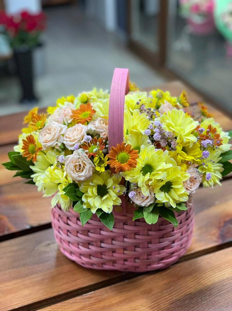 Цветочная композиция из Хризантемы и Розы в корзине в Новоселицах