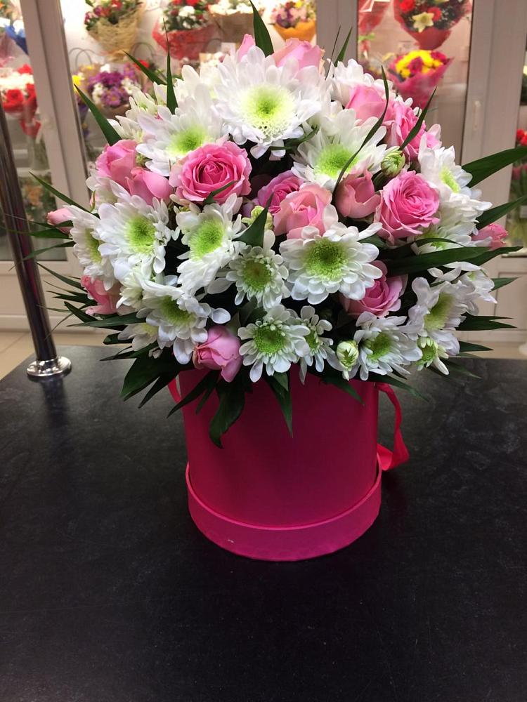 Цветочная композиция из Розы и Хризантемы в шляпной коробке в Новоселицах