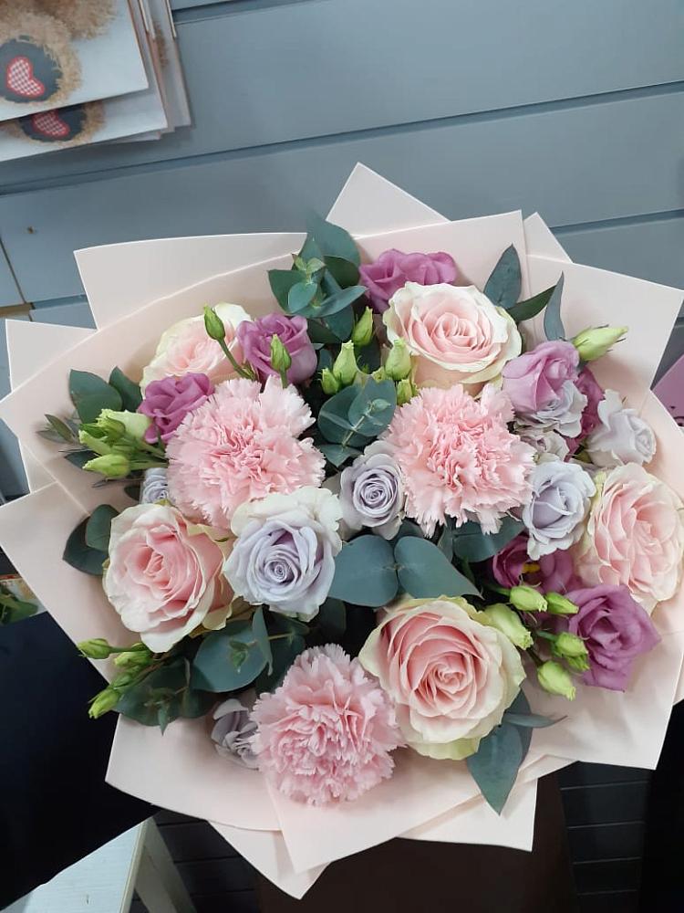 Букет цветов из: Розы, Гвоздики и Лизиантусы в Новоселицах