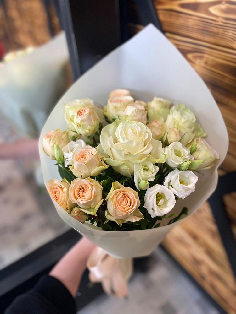 Букет цветов из: Розы и Лизиантусы в Новоселицах